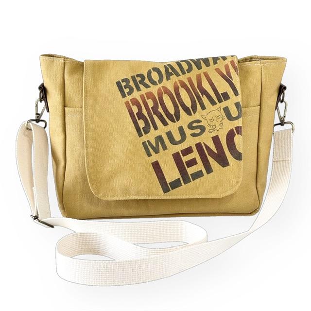 マスタード帆布の猫boxerデカロゴフラップショルダーバッグ