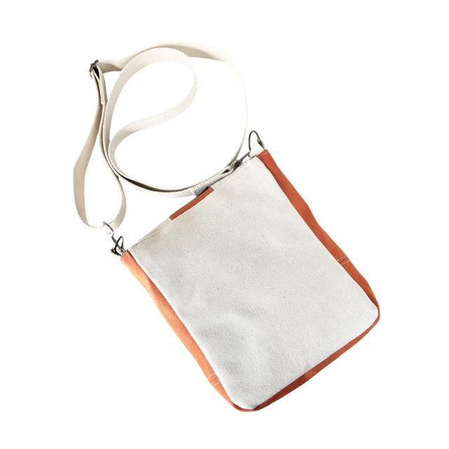 オレンジ＋生成り帆布のフラップポシェット | 2枚目